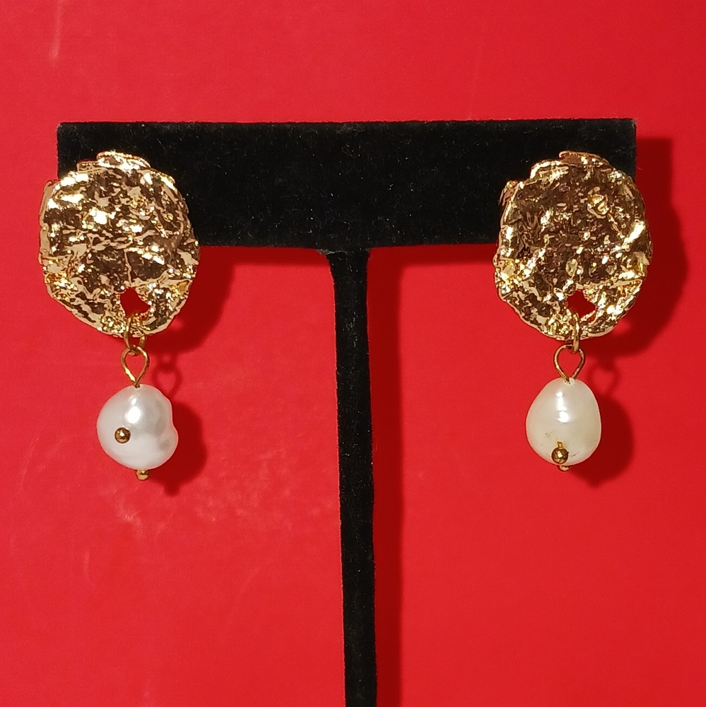 Hammered Gold & Pearl Drop Earrings! Excellent Condition.